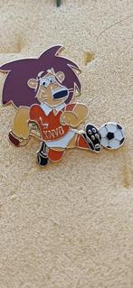 Voetbal KNVB reclame speld Loeki de Leeuw 1972, Verzamelen, Speldjes, Pins en Buttons, Ophalen of Verzenden, Zo goed als nieuw