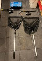 2 vishengels, 2 visnetten en een koffertje met visspullen, Watersport en Boten, Ophalen, Gebruikt, Werphengel