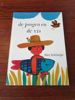 Max Velthuijs - De jongen en de vis, Boeken, Kinderboeken | Kleuters, Ophalen of Verzenden, Zo goed als nieuw, Fictie algemeen