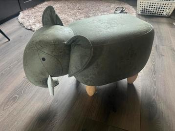 Poef/zitkrukje olifant kinderkamer beschikbaar voor biedingen