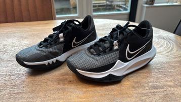 Nike basketbalschoenen maat 36 beschikbaar voor biedingen