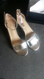 Nieuw zilveren sandaaltje muiltje met hak, Schoenen met lage hakken, Nieuw, Ophalen of Verzenden, Grijs