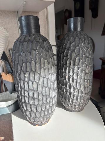 Zware zwart/grijze vazen met beschadigingen beschikbaar voor biedingen