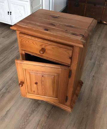 Mooi houten nachtkastje beschikbaar voor biedingen