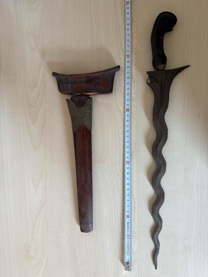 Antieke Kris dolk met schede, Antiek en Kunst, Antiek | Gereedschap en Instrumenten, Ophalen of Verzenden