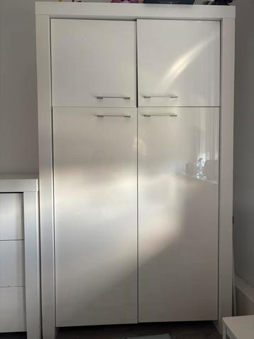 Te koop commode en kledingkast. beschikbaar voor biedingen