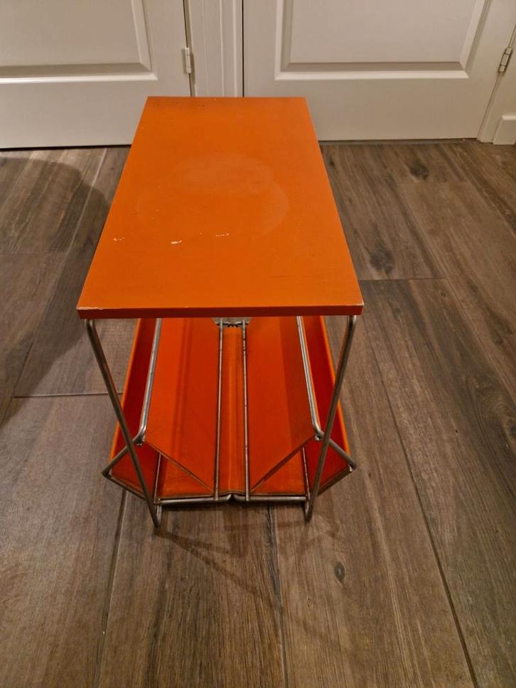 Vintage Jaren 70 Tafeltje met Krantenbak - Inklapbaar, Huis en Inrichting, Woonaccessoires | Krantenbakken en Lectuurbakken, Gebruikt