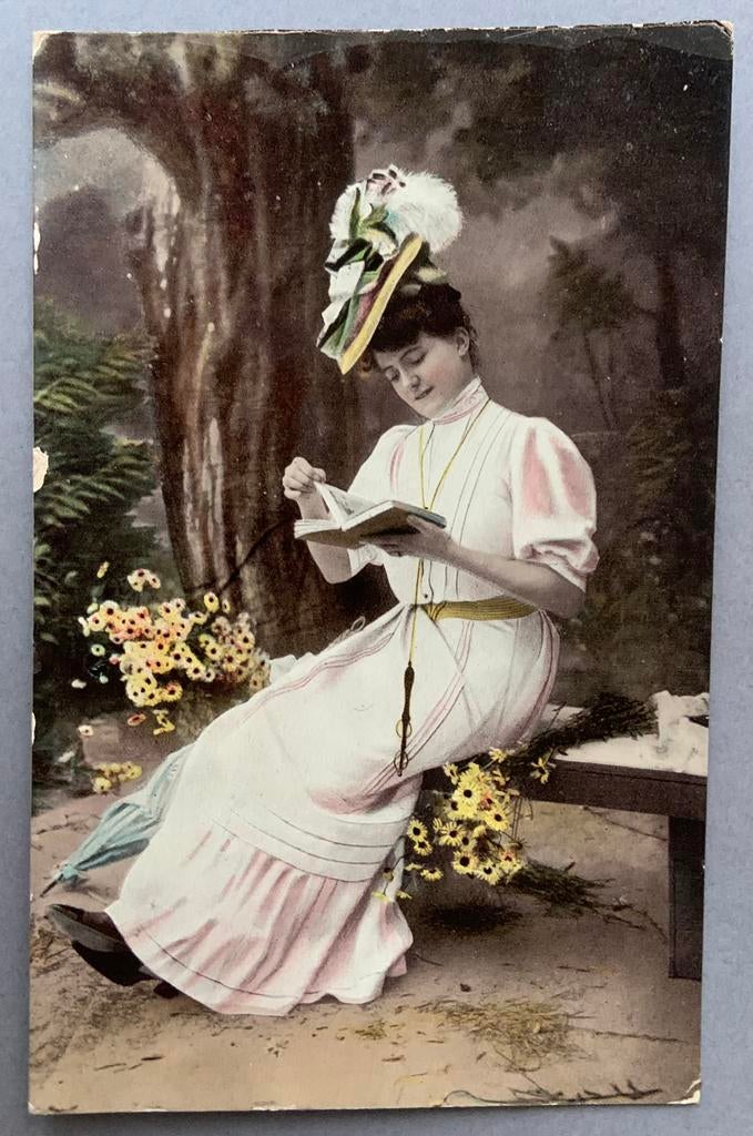 Mooie oude kaart dame met hoed, Ophalen of Verzenden, Voor 1920, Overige thema's