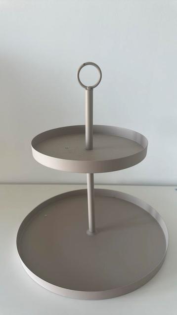 Leuke beige mini etagere beschikbaar voor biedingen