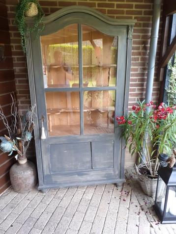 Oude grenen vitrinekast beschikbaar voor biedingen