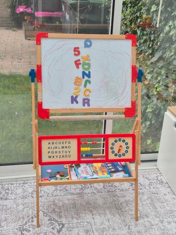 Houten kinderbord met accessoires beschikbaar voor biedingen
