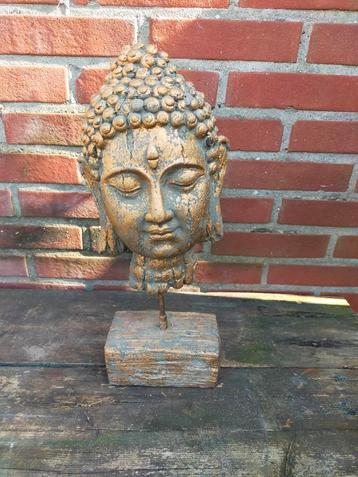 Betonnen goud kleurige boeddha buddha op voet beschikbaar voor biedingen