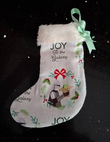 nieuw- gevoerd kerstsokje Grogu en Madolorian ( wit) beschikbaar voor biedingen