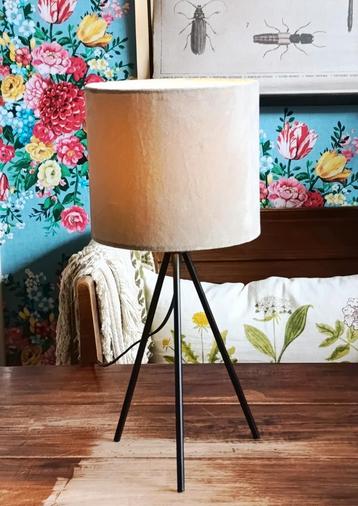 Stijlvolle vintage-look lamp met fluwelen kap beschikbaar voor biedingen