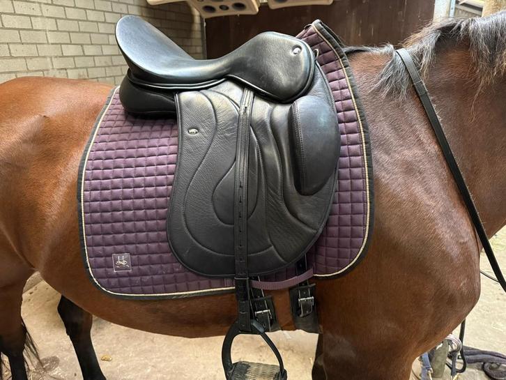 Dressuurzadel WOW, 17 inch dwg tab semi curved, Dieren en Toebehoren, Paarden en Pony's | Zadels, Dressuur, Ophalen
