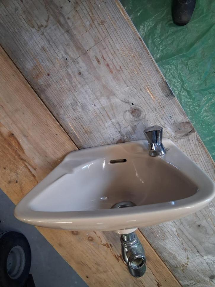 Klein wasbakje met kraan en sifon – Beige, Doe-het-zelf en Verbouw, Sanitair, Gebruikt, Wastafel, Steen, Ophalen