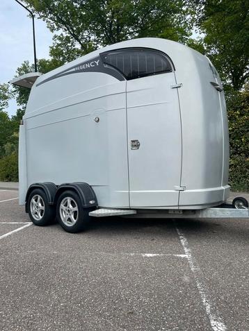 Zeldzaam mooie 2 paards polyester trailer beschikbaar voor biedingen