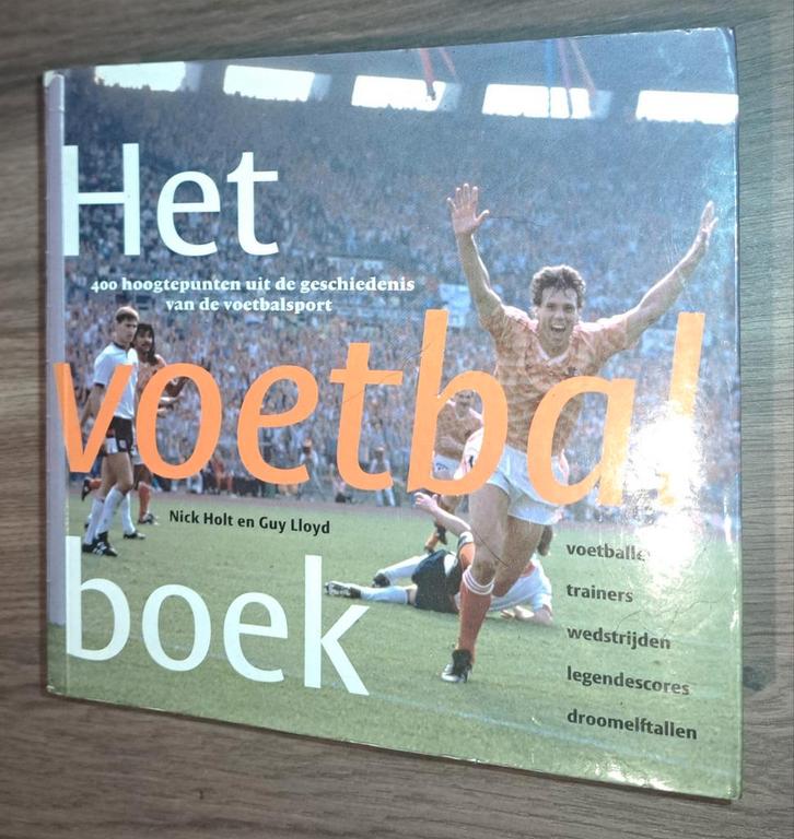Het Voetbalboek - Geschiedenis van de sport, Boeken, Sportboeken, Zo goed als nieuw, Balsport, Ophalen of Verzenden