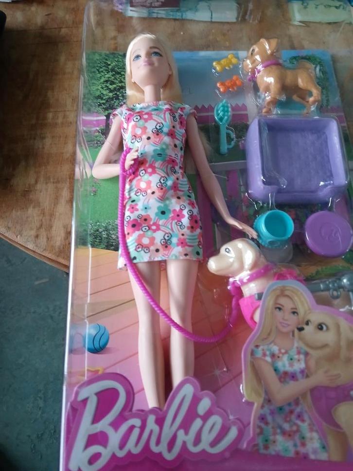 Barbie met hond in rolstoel., Verzamelen, Poppen, Nieuw, Pop, Ophalen of Verzenden