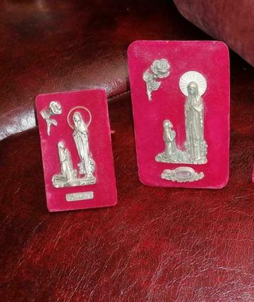 2 tin met zilver afbeeldingen uit Lourdes op rood velours.  beschikbaar voor biedingen