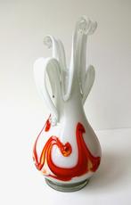 Glazen vaas opaline wit en rood vier gekrulde punten 2721-g, Antiek en Kunst, Antiek | Glas en Kristal, Ophalen of Verzenden