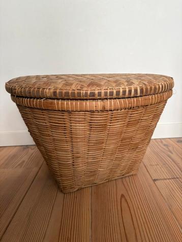 Vintage Balinese rotan mand met deksel 33 cm hoog beschikbaar voor biedingen