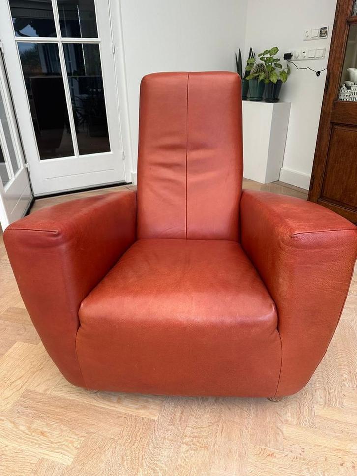 Longa fauteuil van Gerard van den Berg in roodbruin leer, Huis en Inrichting, Fauteuils, Gebruikt, Leer, 75 tot 100 cm, 75 tot 100 cm