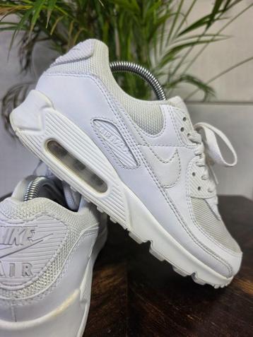 Nike Air Max 90 Triple White maat 42 beschikbaar voor biedingen