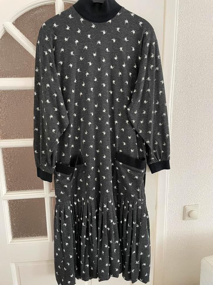 Jurk grijs Maat 38, Kleding | Dames, Jurken, Zo goed als nieuw, Maat 38/40 (M), Grijs, Knielengte, Ophalen of Verzenden