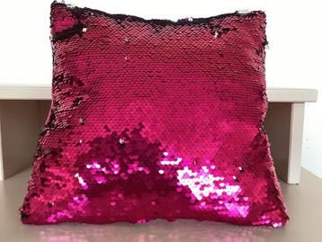 Roze kussen met pailletten beschikbaar voor biedingen