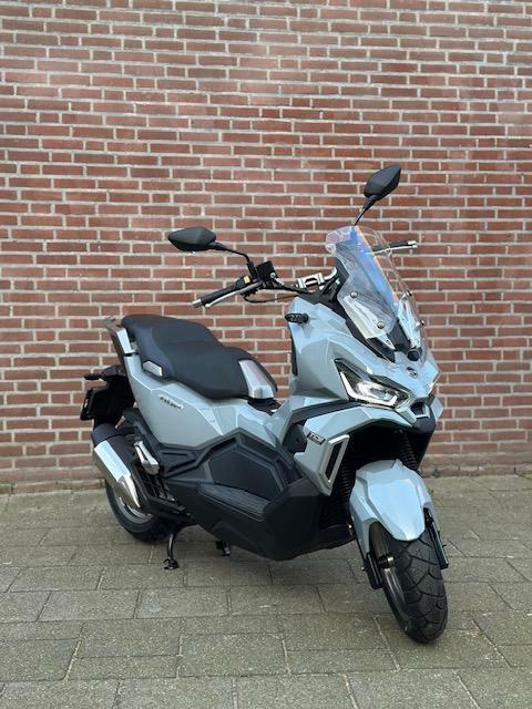 Sym Adx 125CC Nardo Grey Euro 5 ( motorscooter ), Motoren, Motoren | Overige merken, Bedrijf, Overig