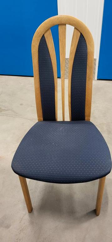 Eethoek met 4 nette stoelen beschikbaar voor biedingen
