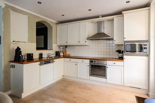 Te koop Landelijke keuken met apparatuur, Huis en Inrichting, Keuken | Complete keukens, Gebruikt, Hoekkeuken, Crème, Kunststof