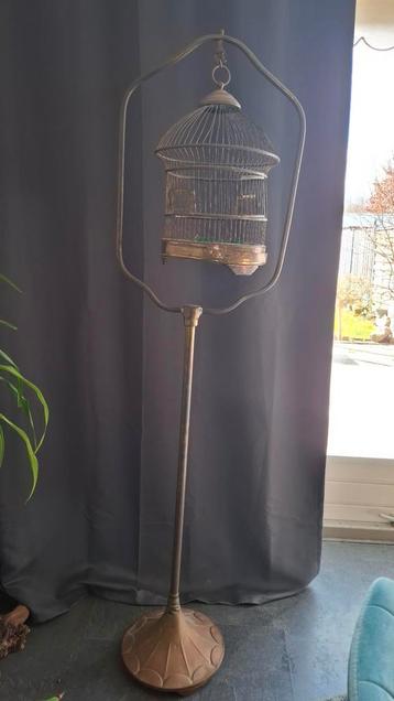 Vintage Vogelkooi op Standaard beschikbaar voor biedingen