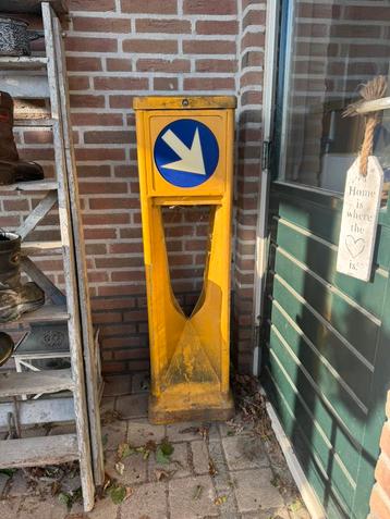 Verkeerszuil origineel met verlichting beschikbaar voor biedingen