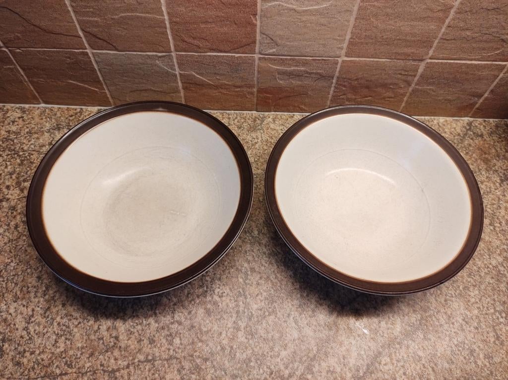 Twee schalen met bruine rand. Merk: Doverstone, Ophalen of Verzenden