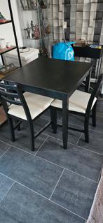 Kleine eettafel met twee bijbehorende stoelen, Huis en Inrichting, Barkrukken, Nieuw, Ophalen