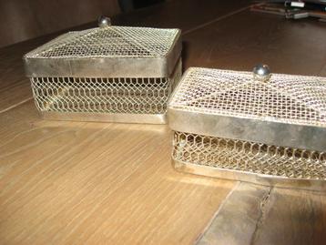 twee mooie nieuwe metalen draad mand doosjes met deksel beschikbaar voor biedingen