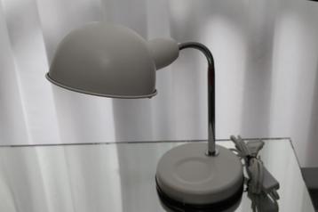Witte burolamp beschikbaar voor biedingen