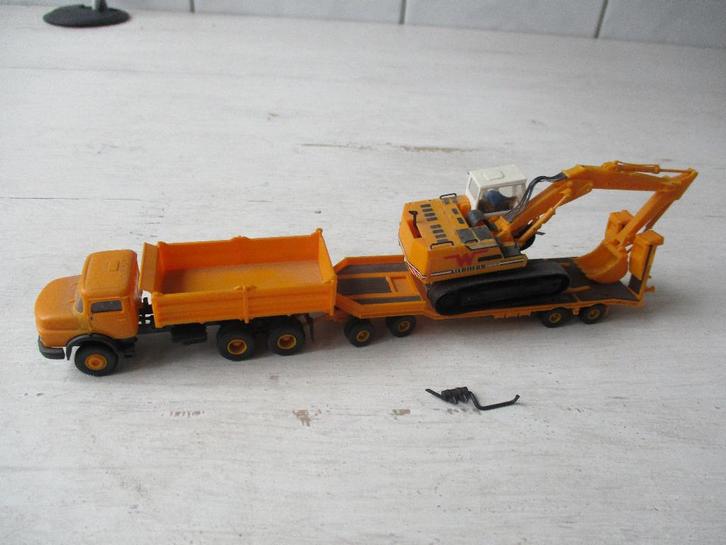 Kibri Mercedes Vrachtwagen met Oplegger en Graafmachine, Hobby en Vrije tijd, Modelauto's | 1:87, Zo goed als nieuw, Bus of Vrachtwagen