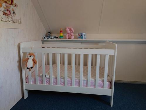 Wit ledikantje met lattenbodem en matrasje, Kinderen en Baby's, Kinderkamer | Complete kinderkamers, Gebruikt, Jongetje of Meisje