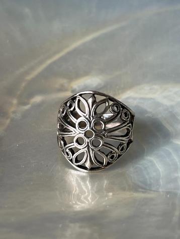 Mooie zilveren ring beschikbaar voor biedingen