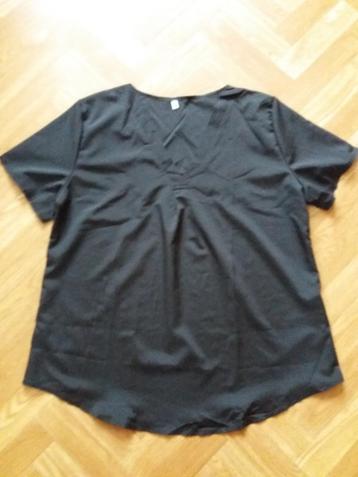 Een nieuw zwart T-Shirt met V-hals en  korte mouwen. beschikbaar voor biedingen
