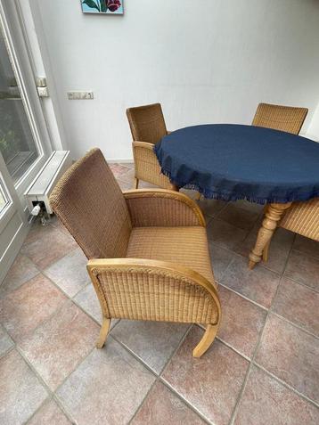 Ronde eettafel met 4 rieten stoelen beschikbaar voor biedingen