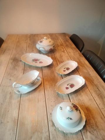 Servies Schumann met rozenmotief beschikbaar voor biedingen