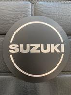 Suzuki GS 1000 Embleem NOS, Motoren, Onderdelen | Suzuki, Ophalen of Verzenden, Nieuw