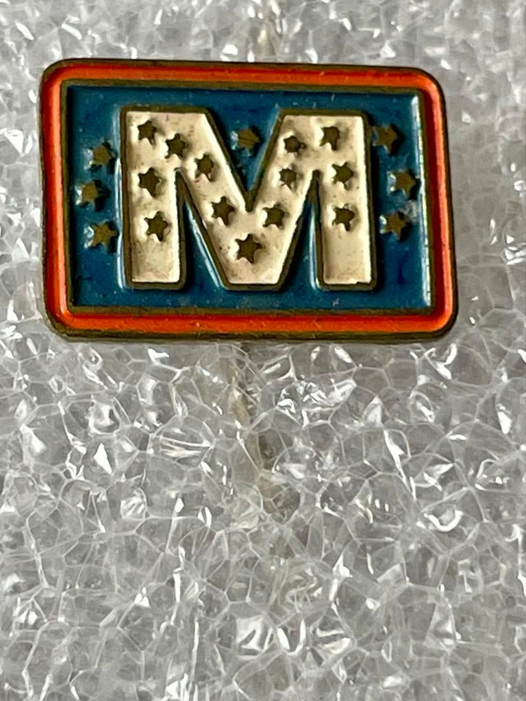 Vintage 'M' Brigade Speldje met Sterren, Ophalen of Verzenden, Gebruikt, Overige onderwerpen, Speldje of Pin