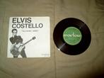 1 single  Elvis Costello = Olivers army, Pop, Gebruikt, Ophalen of Verzenden, 7 inch