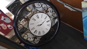 Klok + kaarshouders beschikbaar voor biedingen