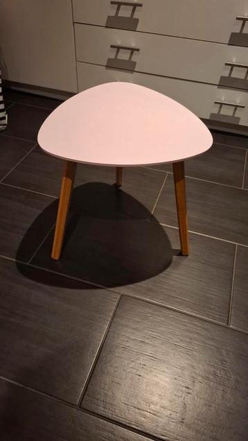 Leuk roze bijzettafeltje beschikbaar voor biedingen